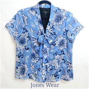 Jones Wear, Feminine Floral Tailored Blouse in Classic Blue & White, Size 12